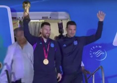 Lionel Messi in druščina z zlatim pokalom prispeli v Argentino, na ulicah vlada obsedeno stanje (FOTO+VIDEO)