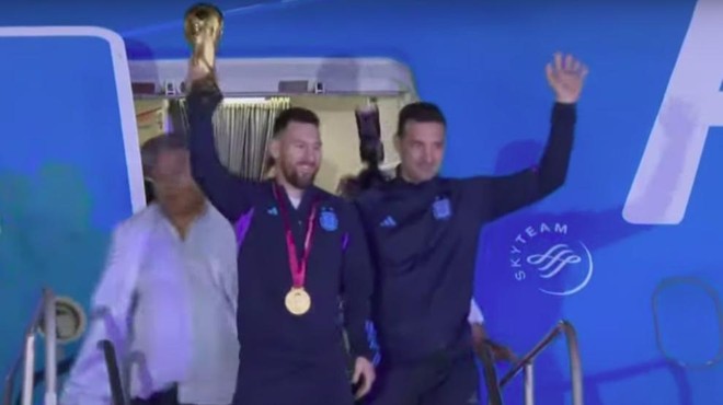 Lionel Messi in druščina z zlatim pokalom prispeli v Argentino, na ulicah vlada obsedeno stanje (FOTO+VIDEO) (foto: YouTube/Clarin/posnetek zaslona)