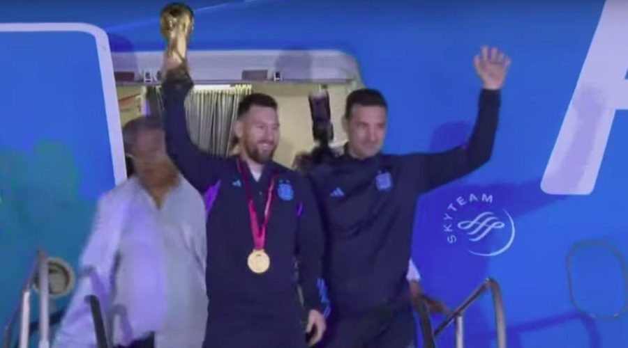Lionel Messi in druščina z zlatim pokalom prispeli v Argentino, na ulicah vlada obsedeno stanje (FOTO+VIDEO) (foto: YouTube/Clarin/posnetek zaslona)