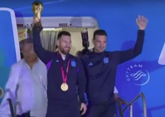 Lionel Messi in druščina z zlatim pokalom prispeli v Argentino, na ulicah vlada obsedeno stanje (FOTO+VIDEO)