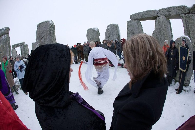 Nekateri se ob zimskem solsticiju udeležujejo posebnih ritualov.
