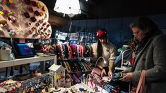 Če želite podariti unikatna darila z zgodbo, obiščite božični Art Market Ljubljana