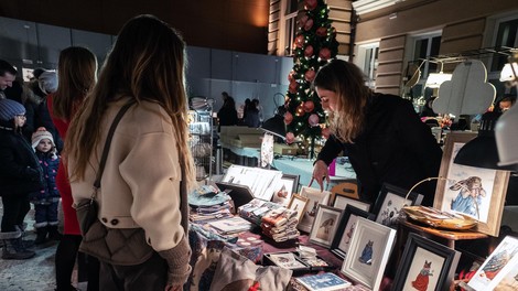 Če želite podariti unikatna darila z zgodbo, obiščite božični Art Market Ljubljana