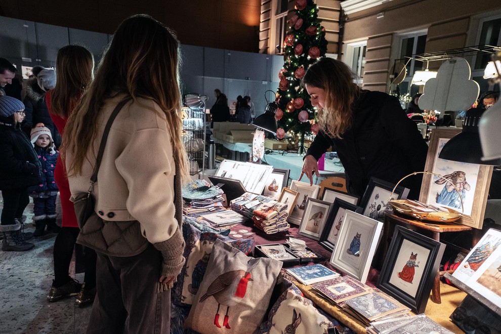 Če želite podariti unikatna darila z zgodbo, obiščite božični Art Market Ljubljana