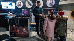 Če želite podariti unikatna darila z zgodbo, obiščite božični Art Market Ljubljana