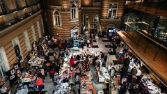Če želite podariti unikatna darila z zgodbo, obiščite božični Art Market Ljubljana