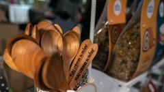 Če želite podariti unikatna darila z zgodbo, obiščite božični Art Market Ljubljana