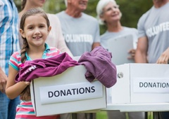 Kako lahko otroke na pravi način vpeljemo v svet dobrodelnosti