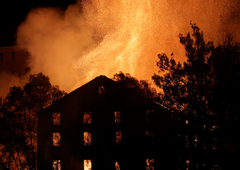 Grozovit požar ponoči zajel prostore v Mariboru