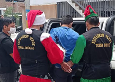 Policisti preprodajalce mamil presenetili v božičnih kostumih (VIDEO)