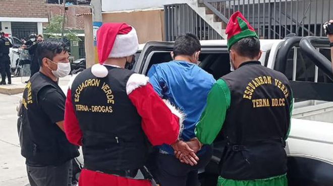 Policisti preprodajalce mamil presenetili v božičnih kostumih (VIDEO) (foto: Twitter/Newsd)