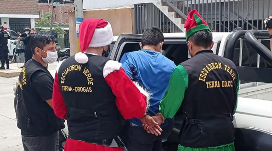 Policisti preprodajalce mamil presenetili v božičnih kostumih (VIDEO) (foto: Twitter/Newsd)