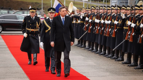 Borut Pahor s čustvenim govorom še zadnjič pred slovenskimi vojaki