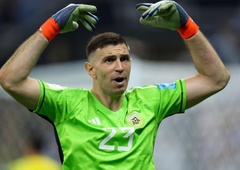 Kontroverzni vratar Argentine spet v središču pozornosti: poglejte, kako se je med slavjem norčeval iz Kyliana Mbappeja (FOTO)