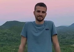 Poštarja so našli mrtvega z zvezanimi rokami. Kaj se je zgodilo?