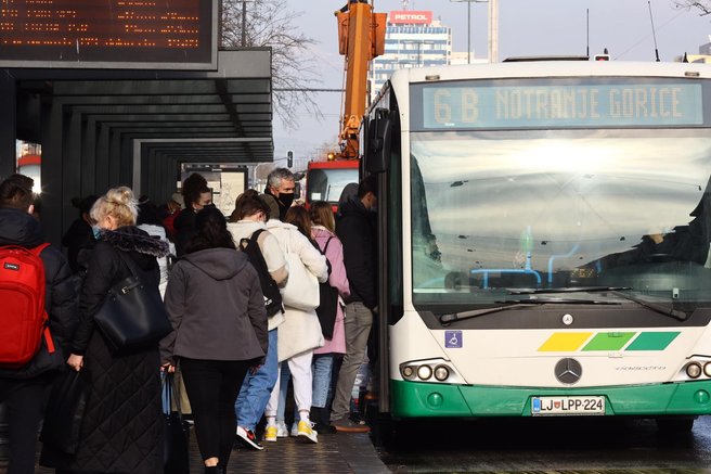 Neznosno stanje na ljubljanskih avtobusih: "Gneča je tolikšna, da se vrata komaj zaprejo"
