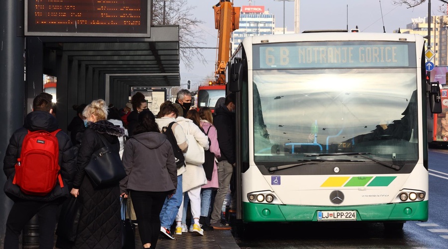 Neznosno stanje na ljubljanskih avtobusih: "Gneča je tolikšna, da se vrata komaj zaprejo" (foto: Borut Živulovič/Bobo)