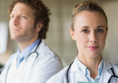 Zdravstvenim delavcem se obeta dvig plače do petega plačnega razreda