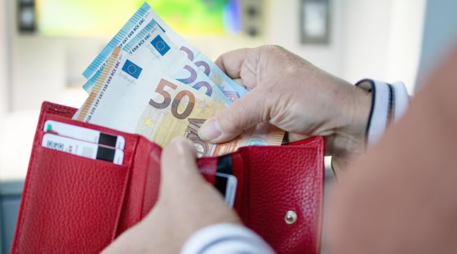 Odbor za notranje zadeve bo razpravljal o predlogih novega plačnega zakona: kaj nas čaka? (foto: Profimedia)