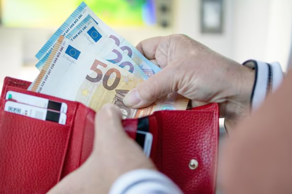 Povprečne plače iz meseca v mesec nižje, za koliko?