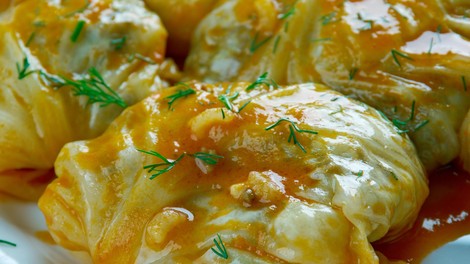 Obožujete sarme, a se vam jih ne ljubi zvijati? Ta preprosta jed iz pečice ima skoraj enak okus, priprava pa je veliko lažja (nas je recept navdušil)