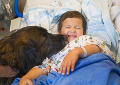 Malim bolnikom v jeseniški bolnišnici praznike polepšal obisk policijskih psov