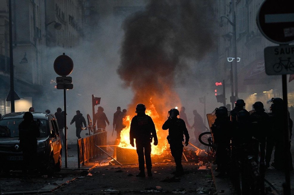 Ob nemirih v Parizu se je oglasil francoski predsednik Macron (foto: Profimedia)