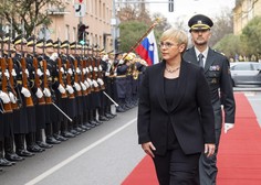 Slovenija dočakala zgodovinski trenutek, na vhodu v predsedniško palačo na zlati plošči prvič zapisali - predsednica! (FOTO)