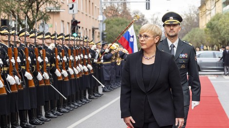 Slovenija dočakala zgodovinski trenutek, na vhodu v predsedniško palačo na zlati plošči prvič zapisali - predsednica! (FOTO)