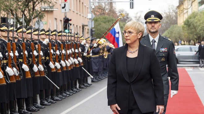Slovenija dočakala zgodovinski trenutek, na vhodu v predsedniško palačo na zlati plošči prvič zapisali - predsednica! (FOTO) (foto: Bor Slana/STA)