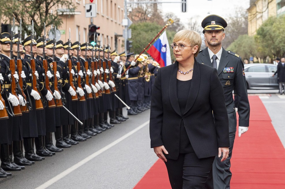 Slovenija dočakala zgodovinski trenutek, na vhodu v predsedniško palačo na zlati plošči prvič zapisali - predsednica! (FOTO) (foto: Bor Slana/STA)