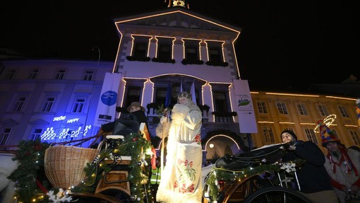 Dedek Mraz je že prispel v Ljubljano in pozdravil otroke