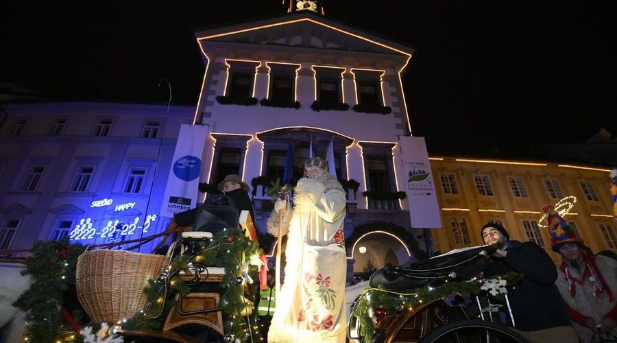 Dedek Mraz je že prispel v Ljubljano in pozdravil otroke (foto: Bobo)