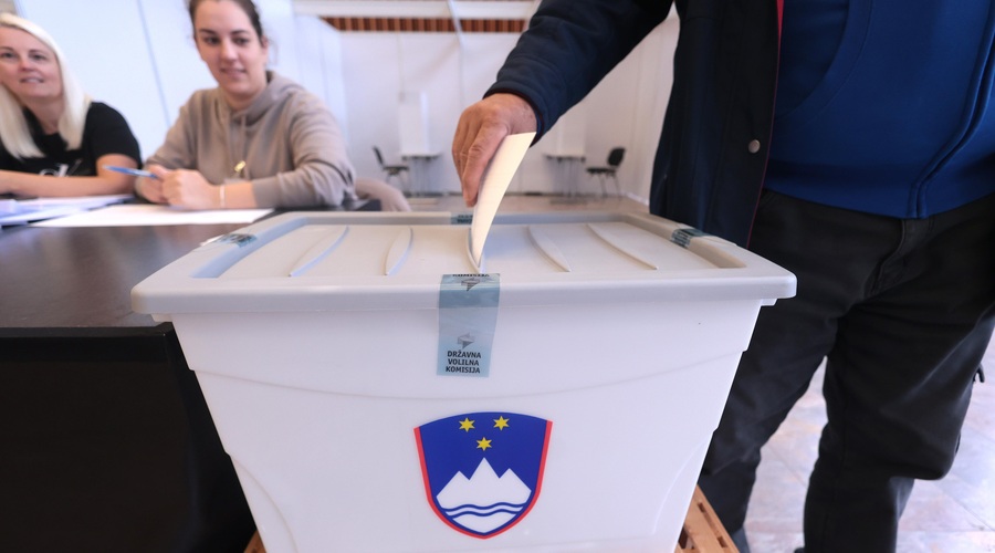 Sprememba na vrhu lestvice strank: kdo bi zmagal v nedeljo? (foto: Borut Živulović/Bobo)