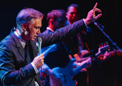 Strti Jan Plestenjak z ganljivim poklonom pokojnemu polbratu pred večtisočglavo množico