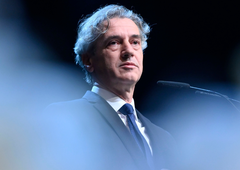 Pretres na politični sceni? Janševa stranka z interpelacijo nad celotno vlado Roberta Goloba (znane uvodne podrobnosti)