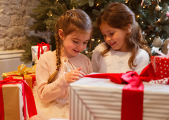 Na otroške obraze in obraze tistih, ki so žalostno vstopali v praznični čas, smo skupaj narisali široke nasmeške