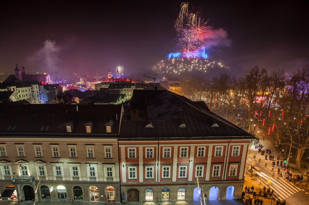 Vstop v leto 2024: silvestrovanja po svetu obljubljajo svetlobne spektakle (foto: Bobo)