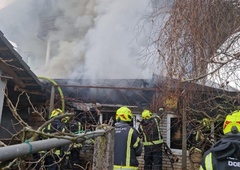 Ognjeni zublji zajeli poslovni objekt v Domžalah