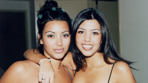 Slavni sestri objavili svojo fotografijo iz 90. let. Ju prepoznate?