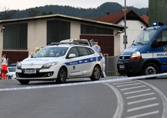 Policisti so moškemu zasegli vojaško orožje