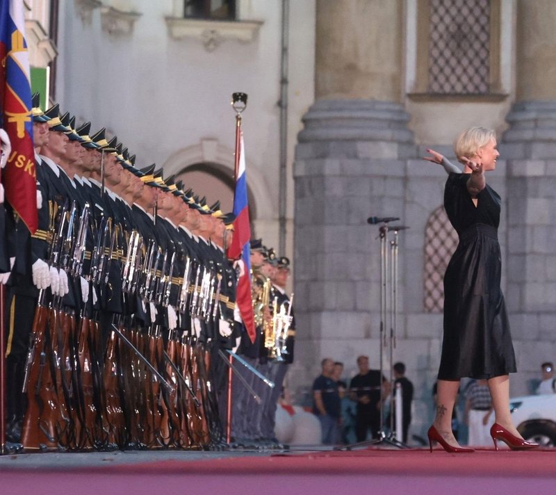 Prihod Urške Klakočar Zupančič na državno proslavo.