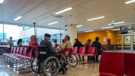 Bolnišnice pokajo po šivih: dolge čakalne vrste na urgenci, postelje zasedene