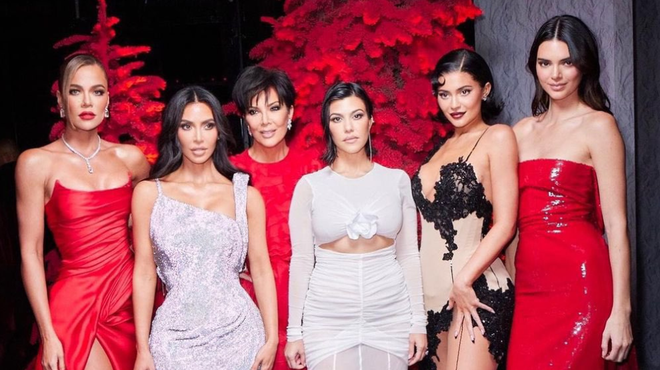 Stroga pravila sester družine Kardashian: njihovo življenje je pod budnim maminim nadzorom (foto: Twitter/Social Diary)