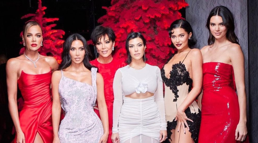 Stroga pravila sester družine Kardashian: njihovo življenje je pod budnim maminim nadzorom (foto: Twitter/Social Diary)