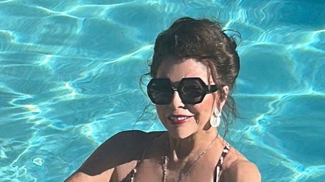Legendarna igralka pri 90 letih pozirala v kopalkah, v bazenu se ji je pridružil 31 let mlajši mož (foto: Instagram/Joan Collins)
