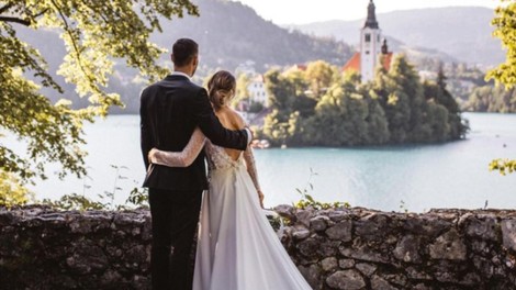 (FOTO) Spominjamo vas na najbolj razvpite poroke leta 2022: ti slovenski zvezdniki so obljubili večno zvestobo
