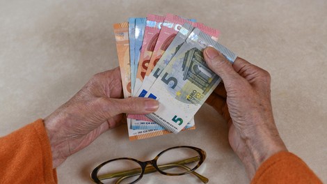 Upokojenci ta mesec z višjimi pokojninami, ki bodo na račune prispele prej