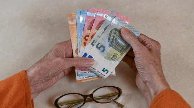 Upokojenci ta mesec z višjimi pokojninami, ki bodo na račune prispele prej (foto: Profimedia)