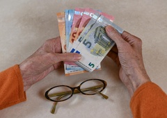 Upokojenci ta mesec z višjimi pokojninami, ki bodo na račune prispele prej